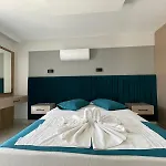 Apartment With Private Pools *